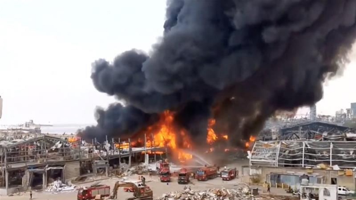 Incendio al porto di Beirut a un mese dalla devastante esplosione