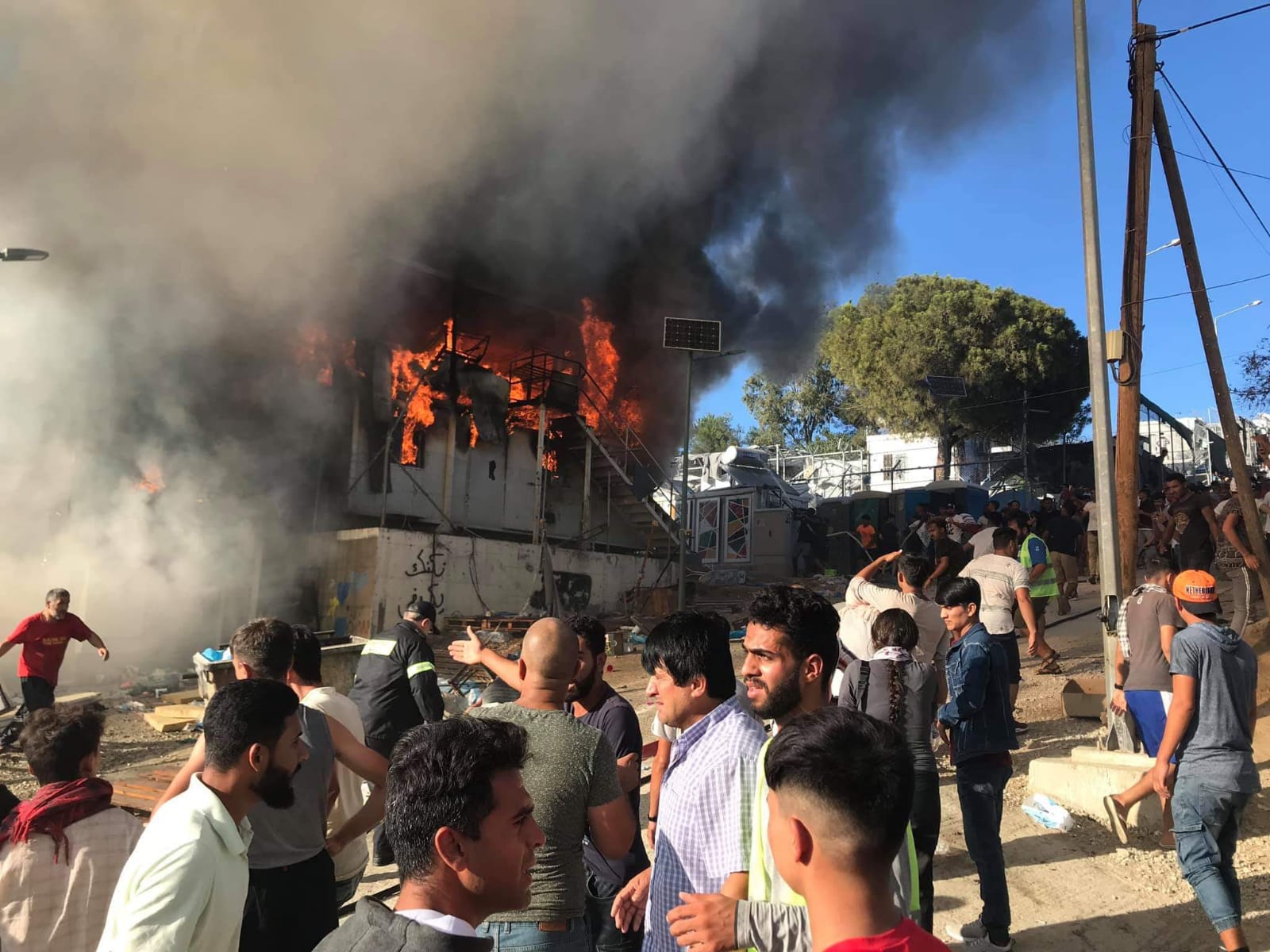 Grecia, incendio nel campo profughi di Lesbo