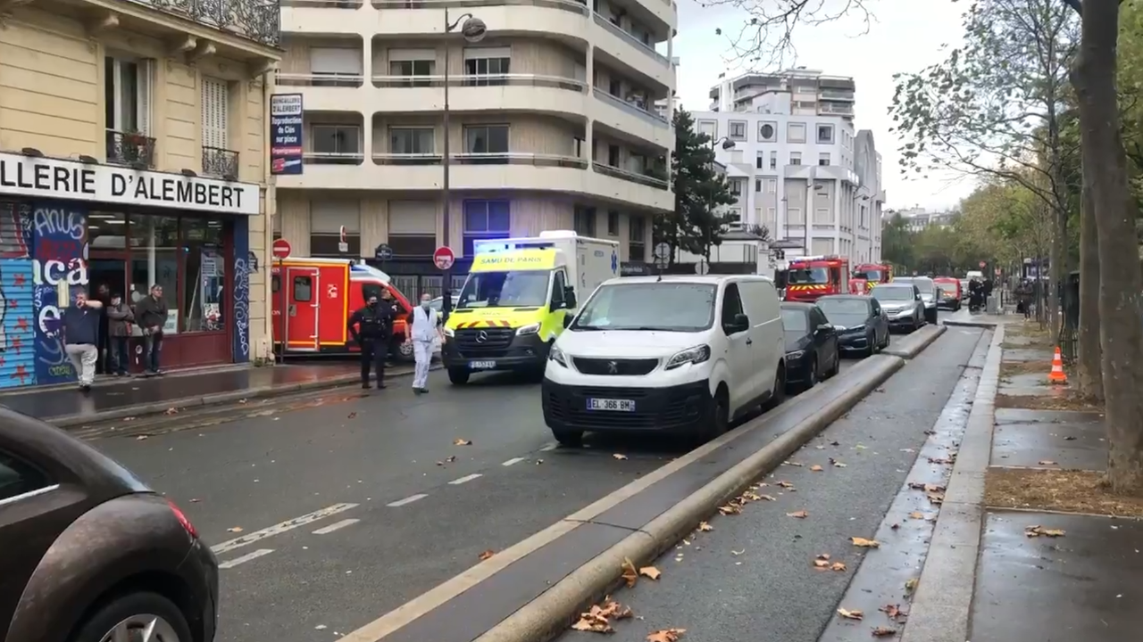 Parigi, attacco vicino all'ex sede di Charlie Hebdo: 4 feriti gravi