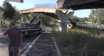 Roma, all’Eur crolla ponte ciclopedonale: urtato da un’autogru
