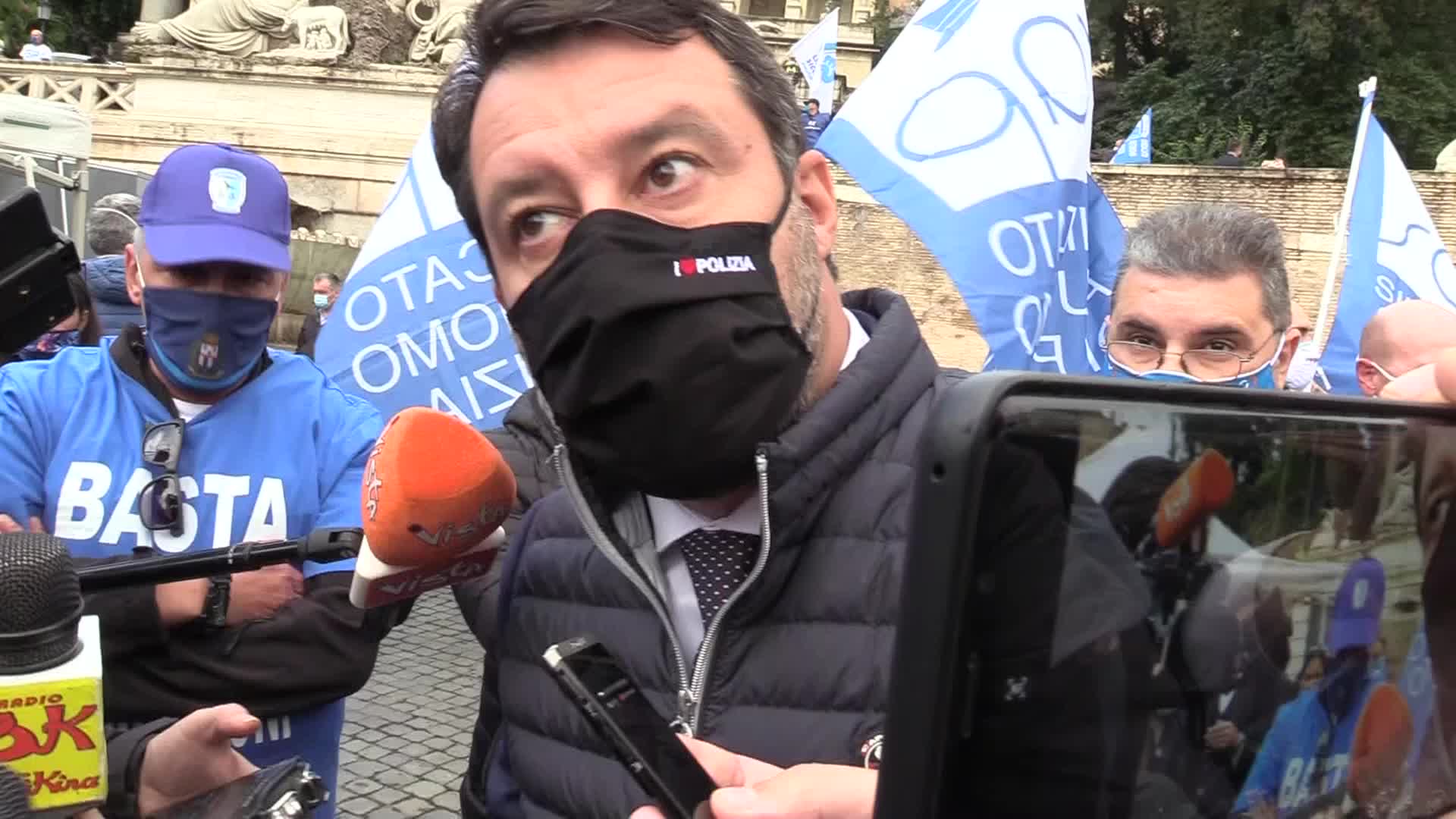 Salvini: "No scuole chiuse, aumentare presenza trasporti pubblici"