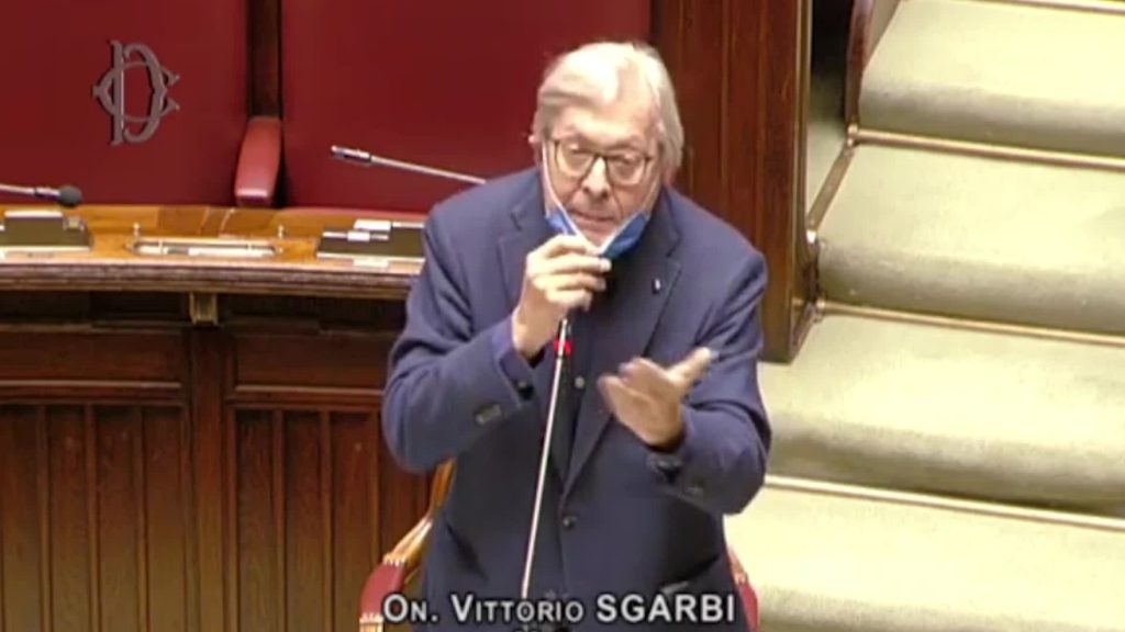 Fico riprende Sgarbi sull'uso della mascherina: tensione alla Camera