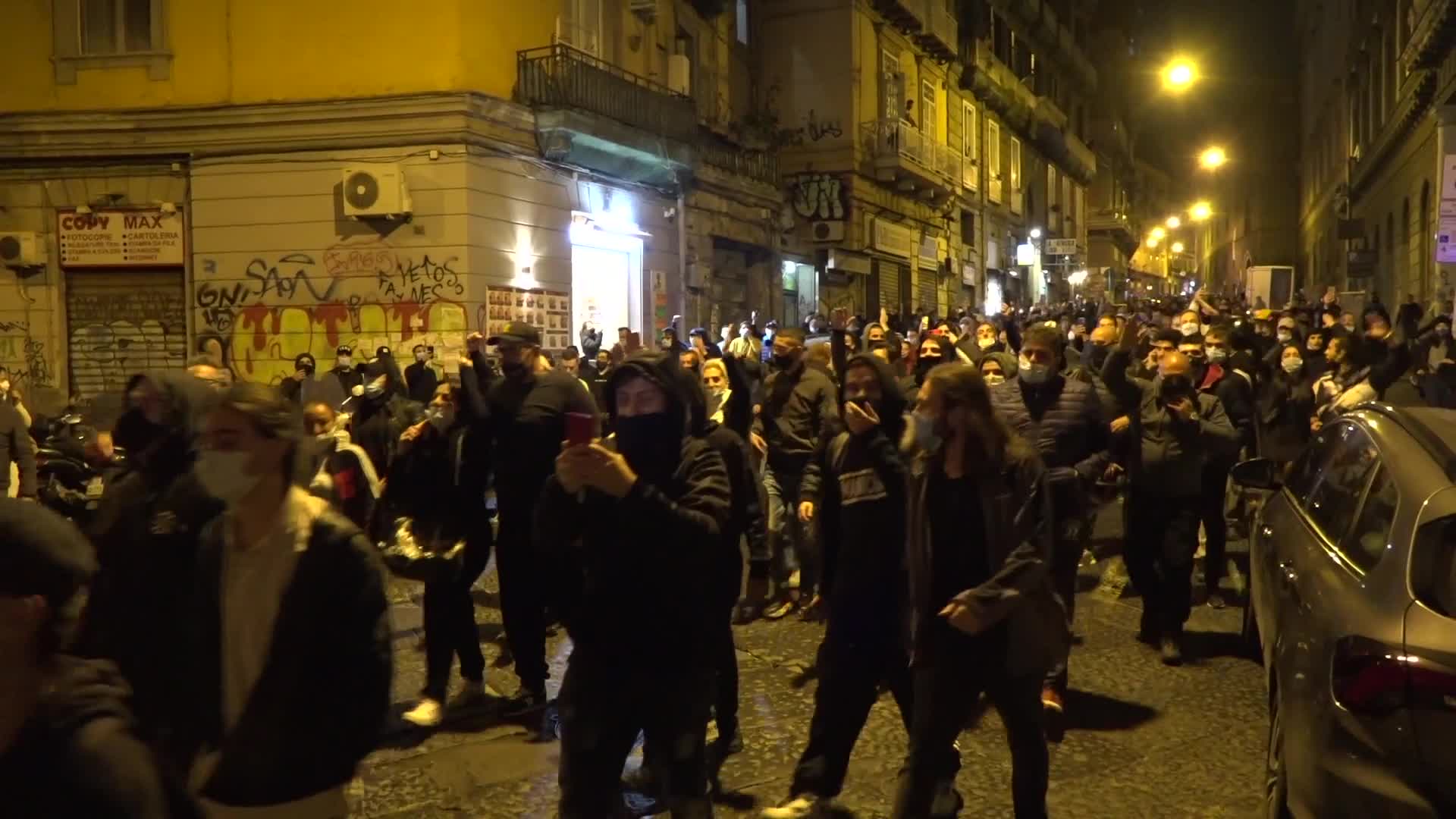Napoli, proteste per il coprifuoco: fumogeni e tensioni con la polizia