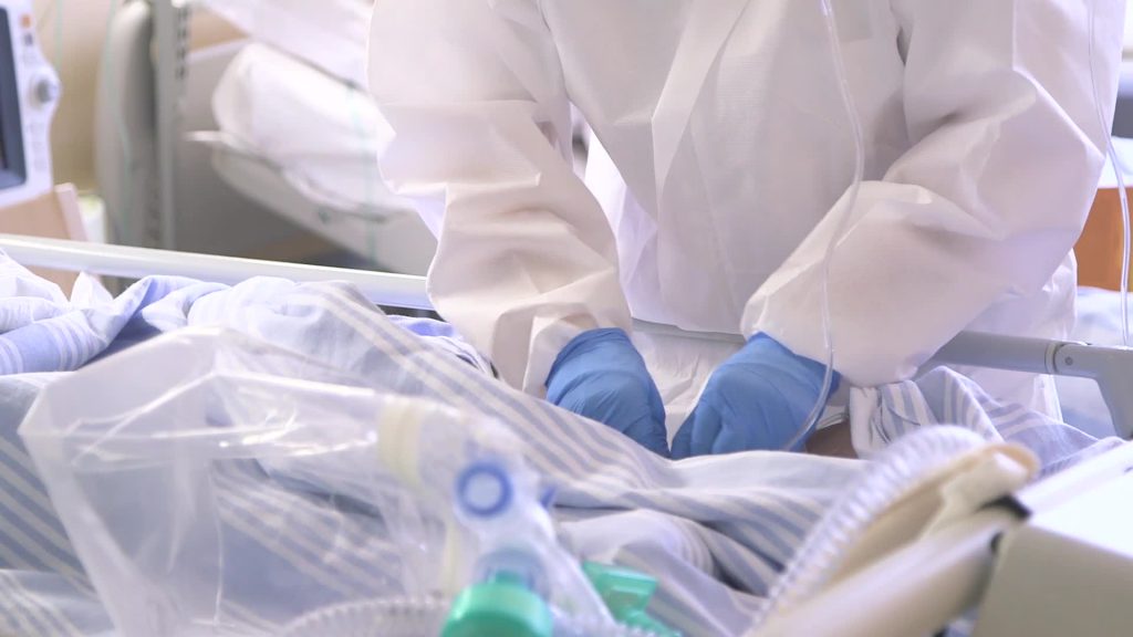 Covid, Cdc: “La variante Omicron è tre volte più contagiosa di Delta”
