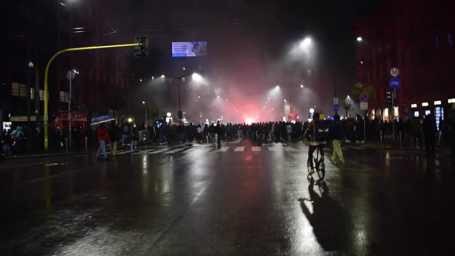 Dpcm, guerriglia a Milano e Torino: bombe carte contro la polizia