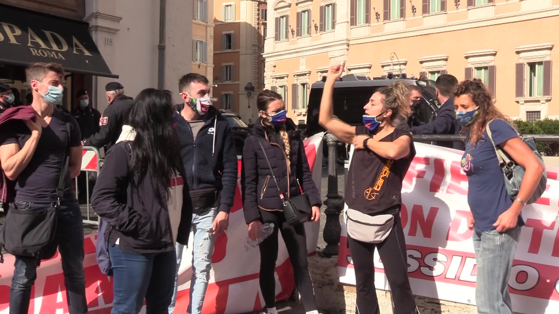 Roma, protesta dei commercianti sotto Montecitorio