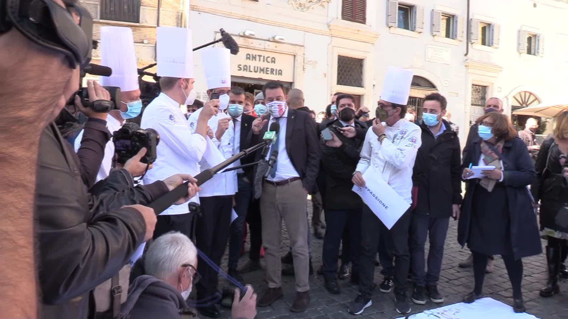 Dpcm, protestano i ristoratori. A Roma i manifestanti contestano Salvini