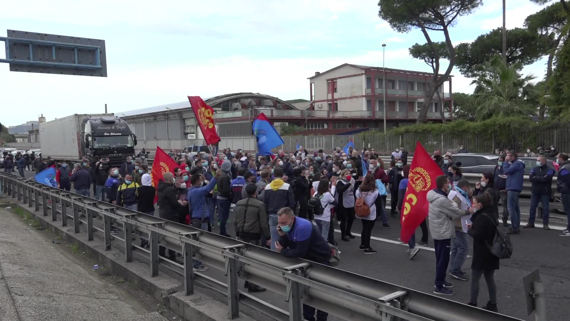 Whirlpool, il corteo degli operai blocca l'autostrada a Napoli