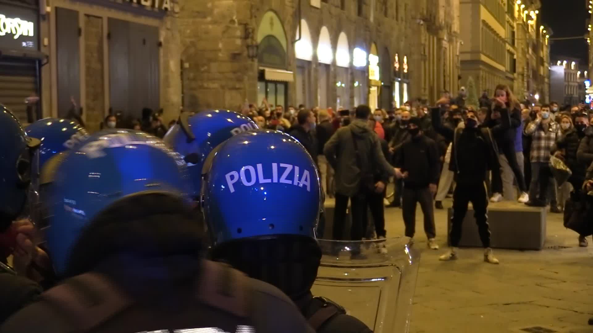 Proteste contro il dpcm a Firenze: scontri con la polizia