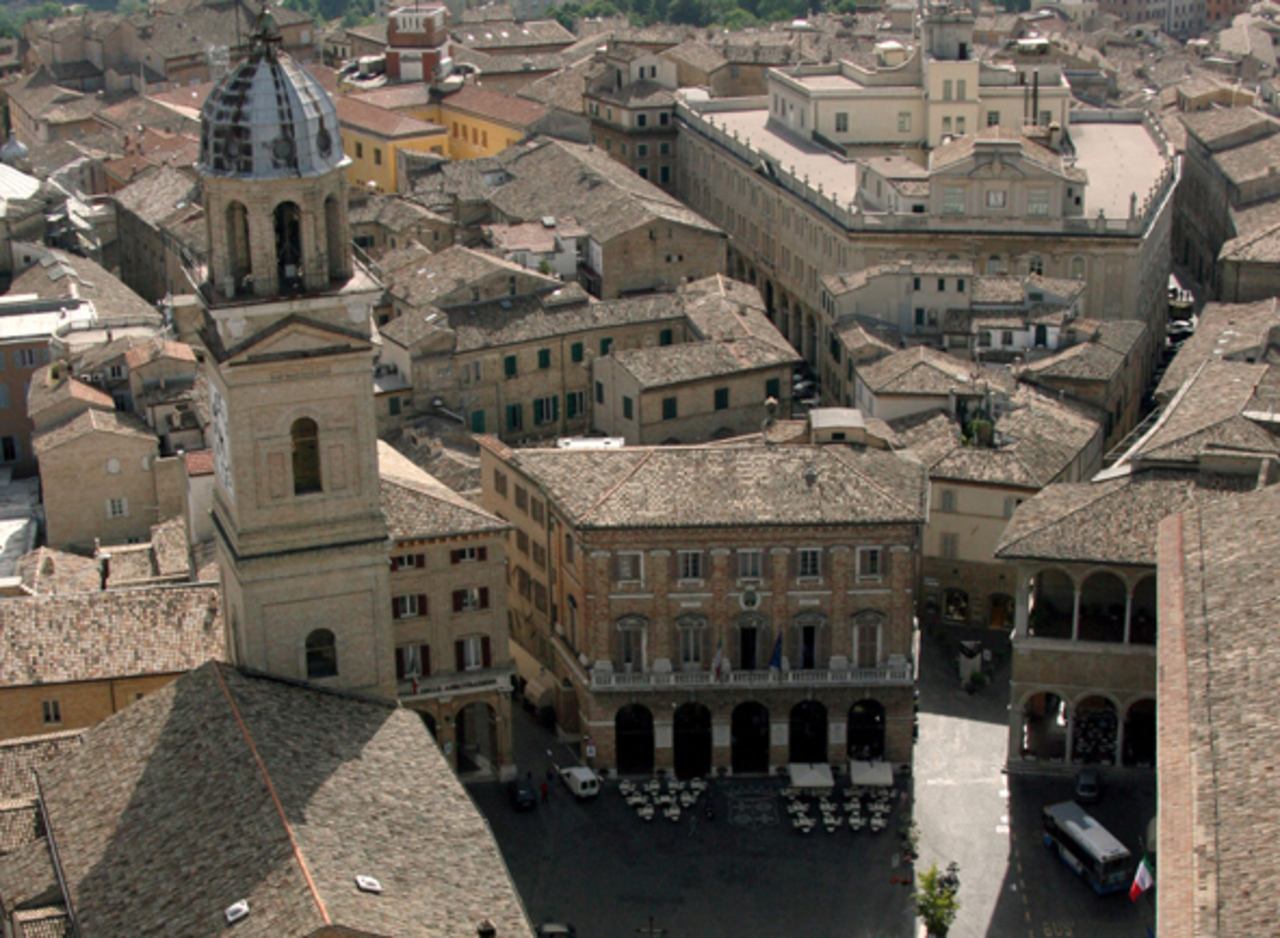 Macerata, ragazzo trova tremila euro e li restituisce al proprietario