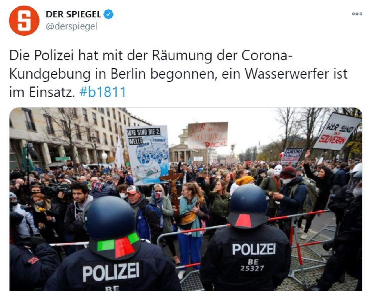 Berlino, proteste contro le misure anti Covid: idranti sulla folla