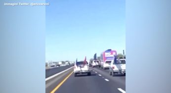 Usa 2020, automobilisti pro Trump accerchiano il bus di Biden