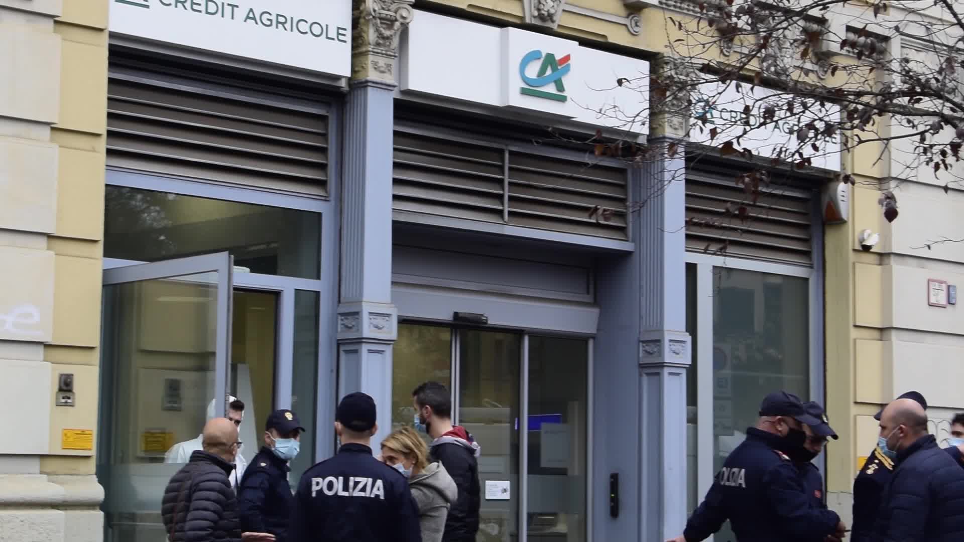 Milano, rapina in banca, il direttore: "Banditi scappati dai tombini, ostaggi indenni"