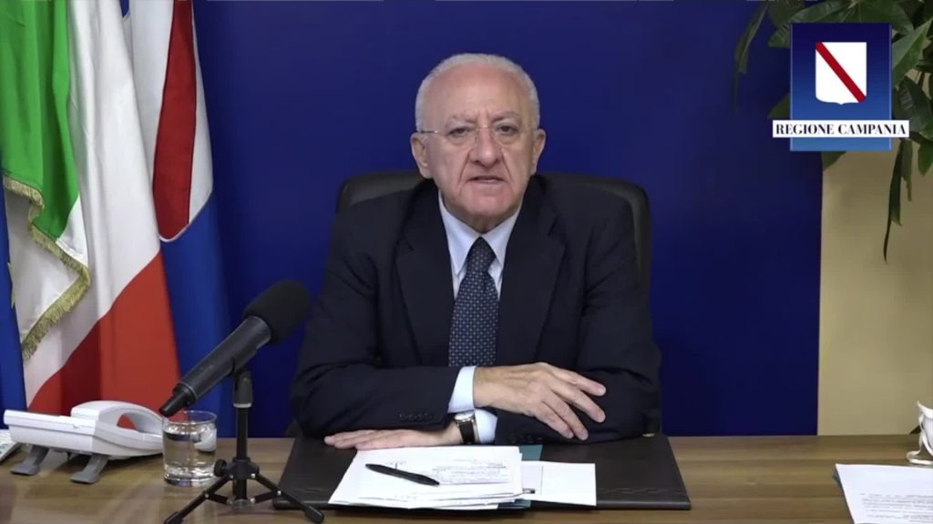 Coronavirus, De Luca attacca: "Rischiamo zona rossa a Natale"