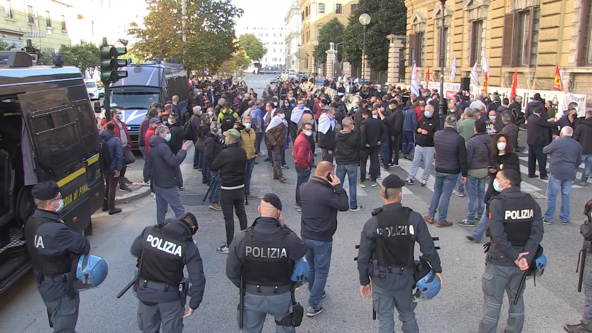 Dpcm, la rabbia e le proteste dei lavoratori in difficoltà