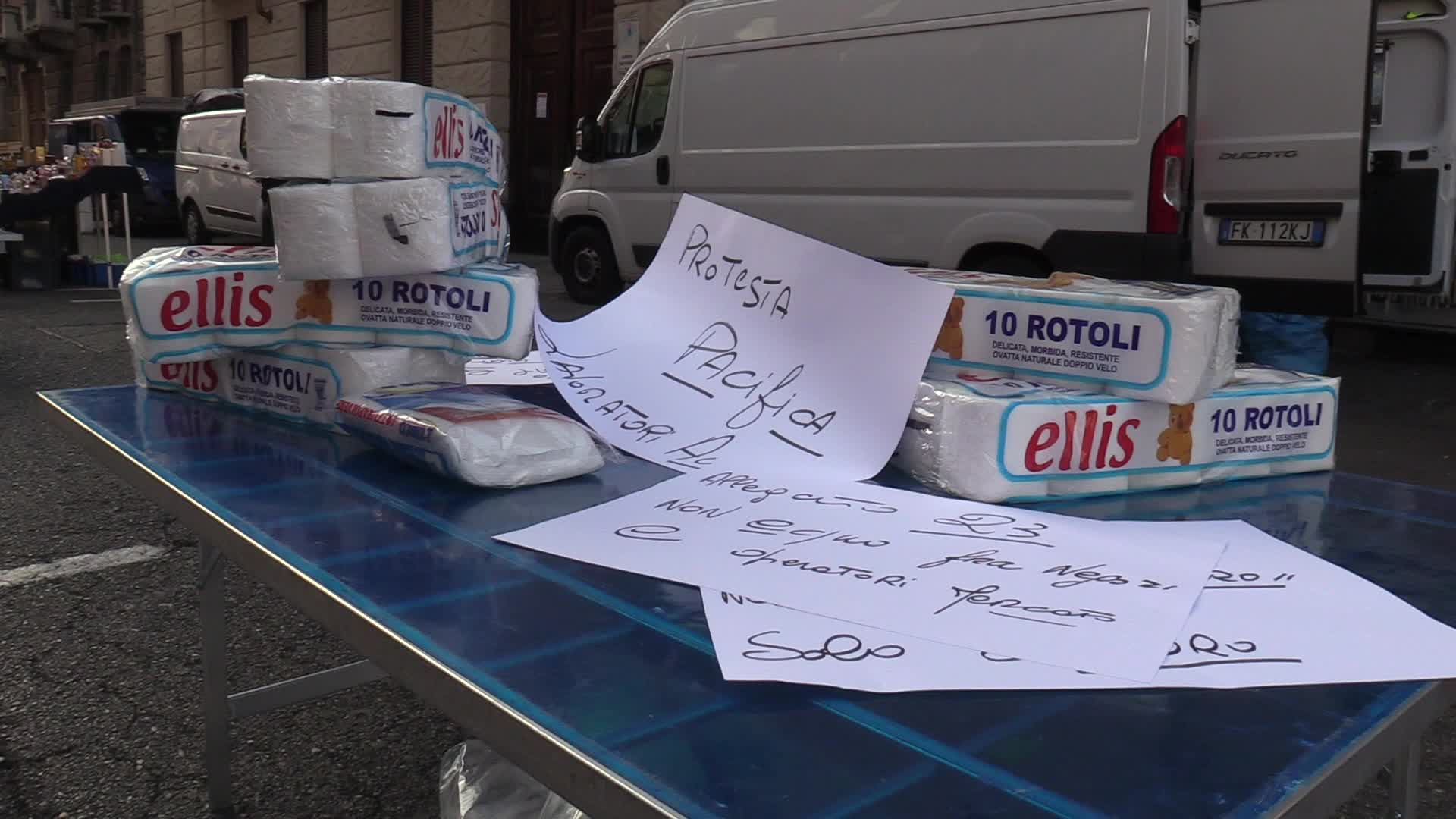 Dpcm, a Torino protesta 'soft': carta igienica sulle bancarelle