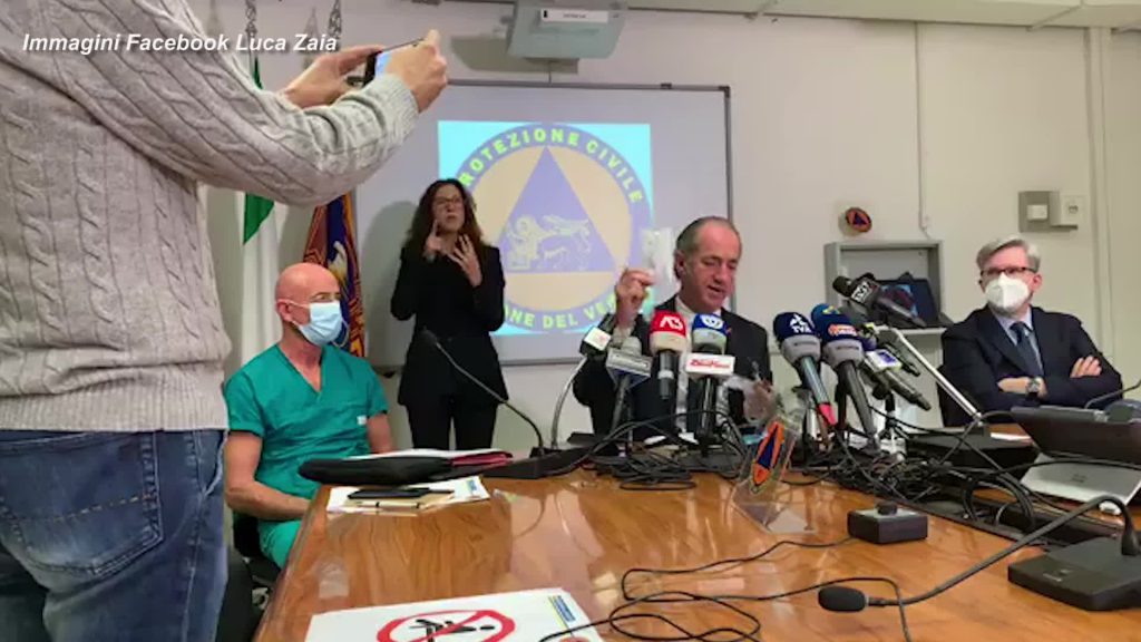 Covid, Zaia esegue in diretta il test 'fai da te'