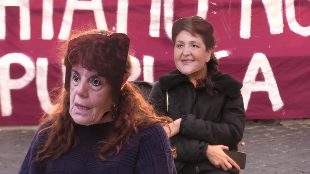 Scuola, a Roma la protesta degli studenti con i "volti" dei politici