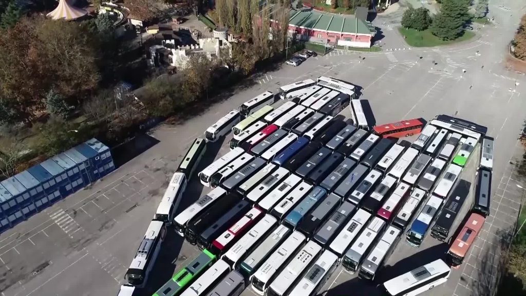 Bergamo, 86 pullman compongono l'immenso cuore "contro il Covid"