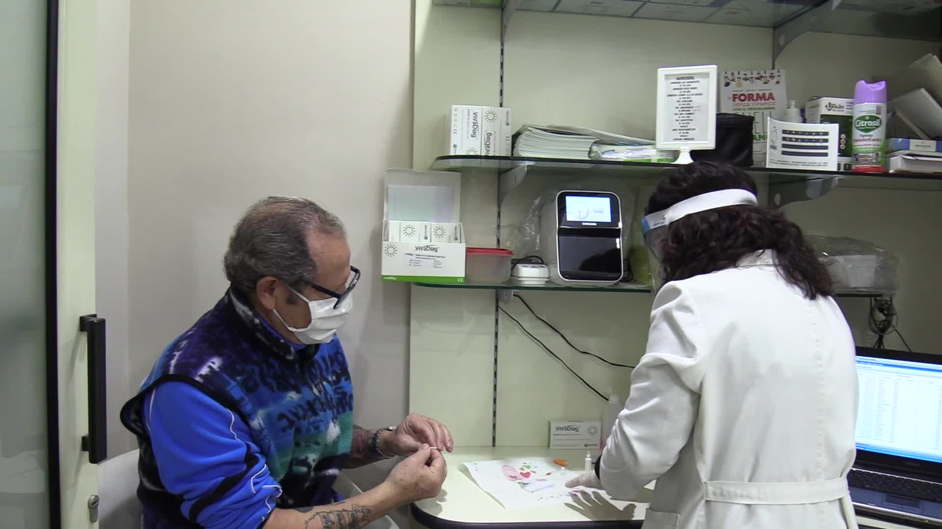 Covid, nelle farmacie a Torino: "Sierologici sì, ma tamponi rapidi infattibile"
