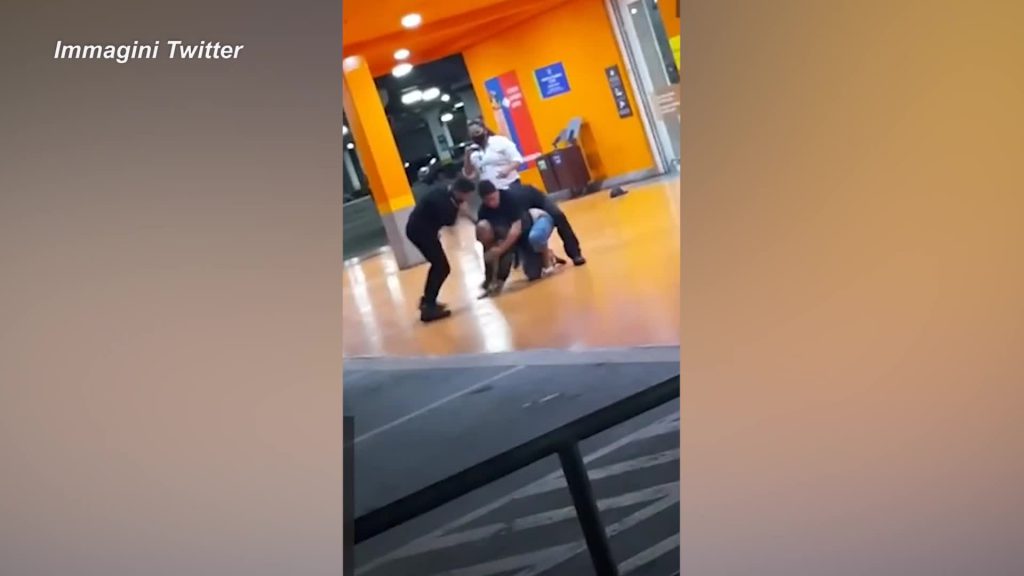 Brasile, nero picchiato a morte in un supermercato: il video dell'accaduto