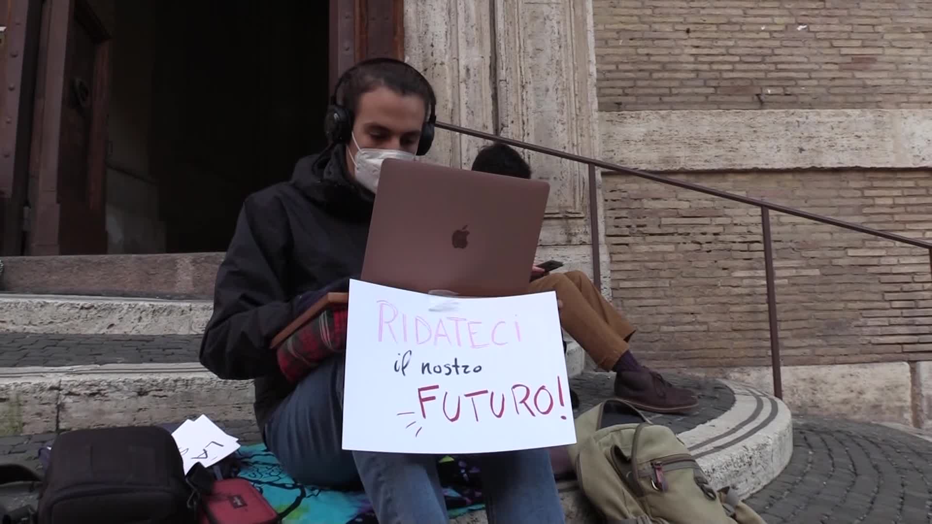 Didattica a distanza, Flash mob studenti: "Questa non è scuola"