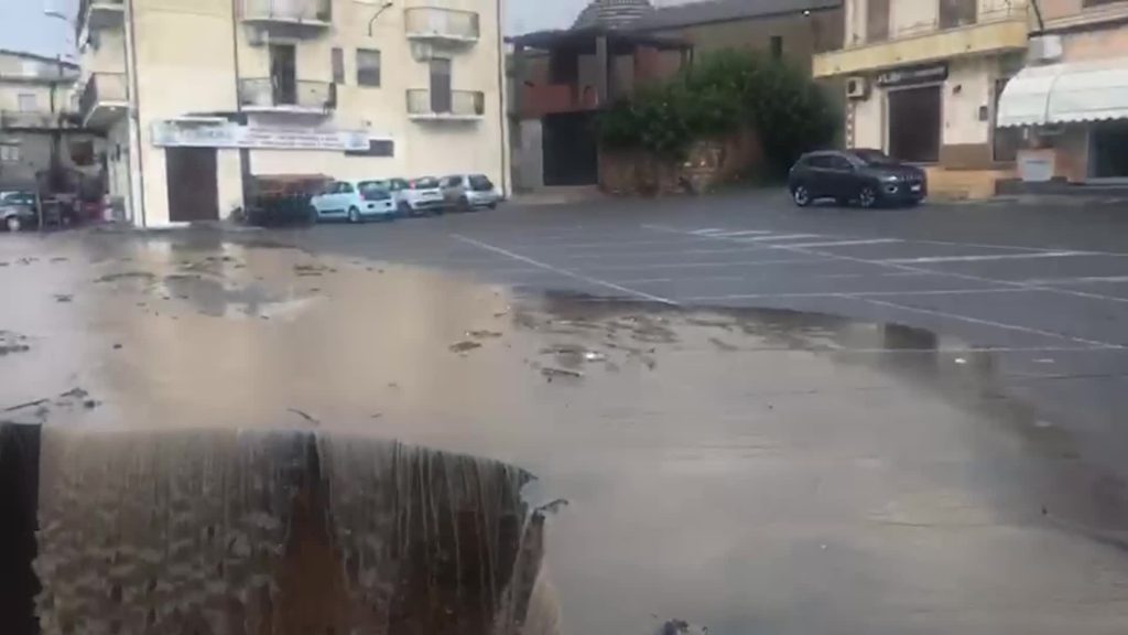 Maltempo nel Crotonese: voragine in strada a Isola Capo Rizzuto