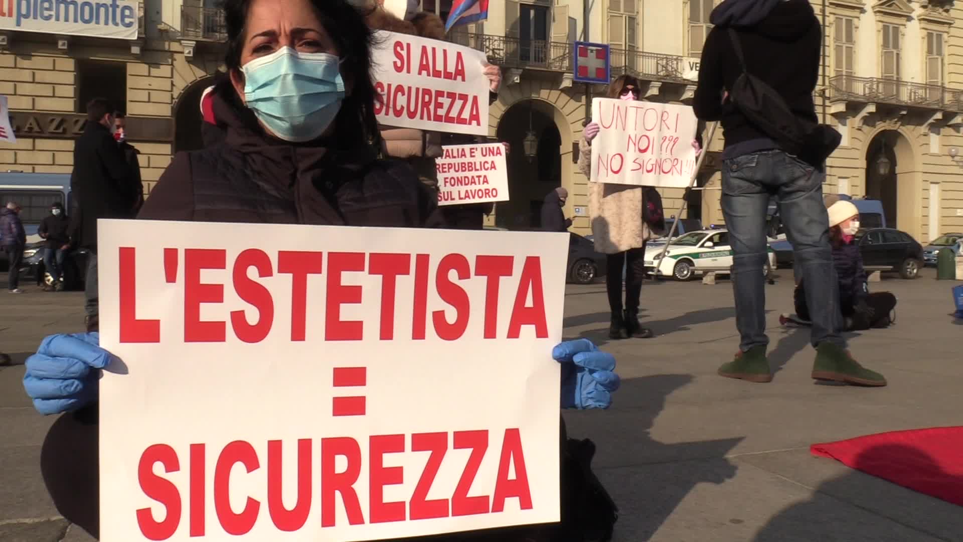Torino, la protesta delle estetiste: "Quando ci diranno se riaprire?"