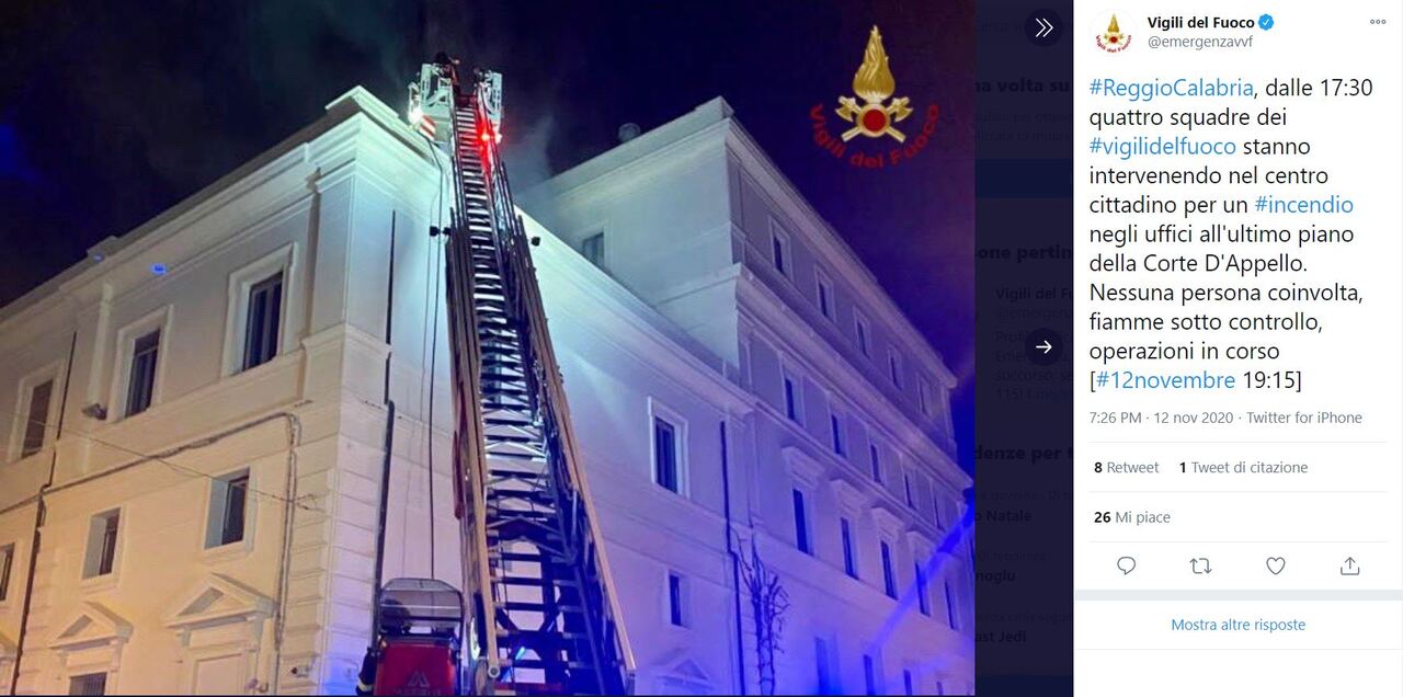 Incendio a Reggio Calabria: fumo sul tetto della Corte d'Appello
