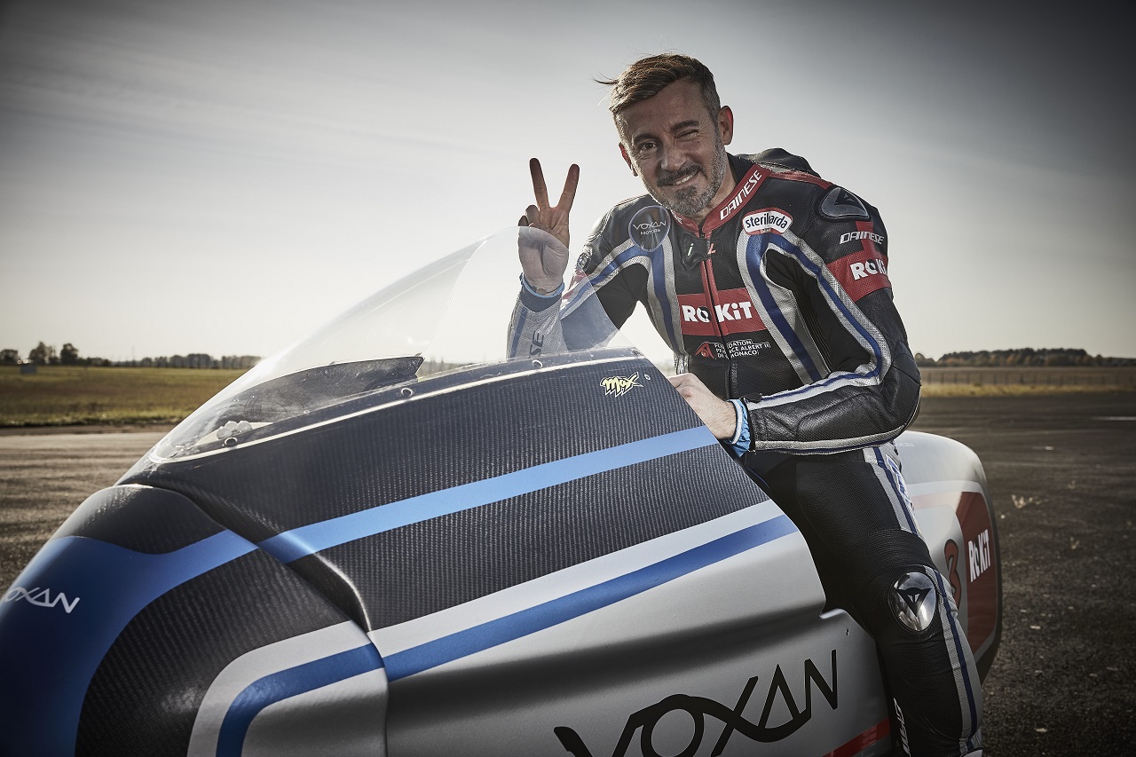 Il pilota Max Biaggi a bordo della moto elettrica Voxan Wattman