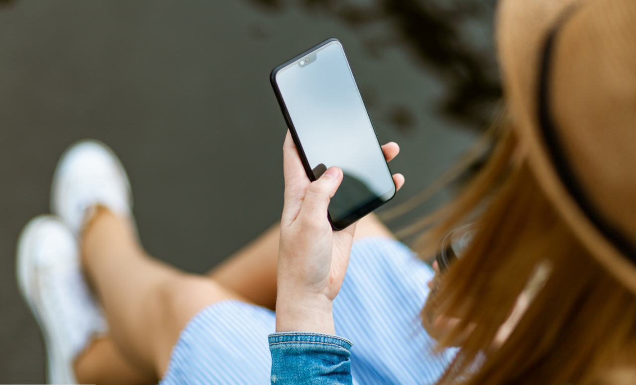 Gli smartphone ritardano il sesso e gli appuntamenti?