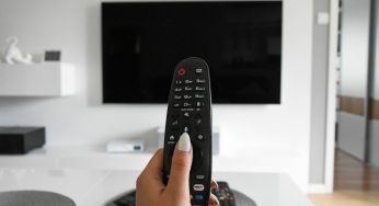 Ora le Tv Sony possono “rimproverare” chi si siede vicino allo schermo