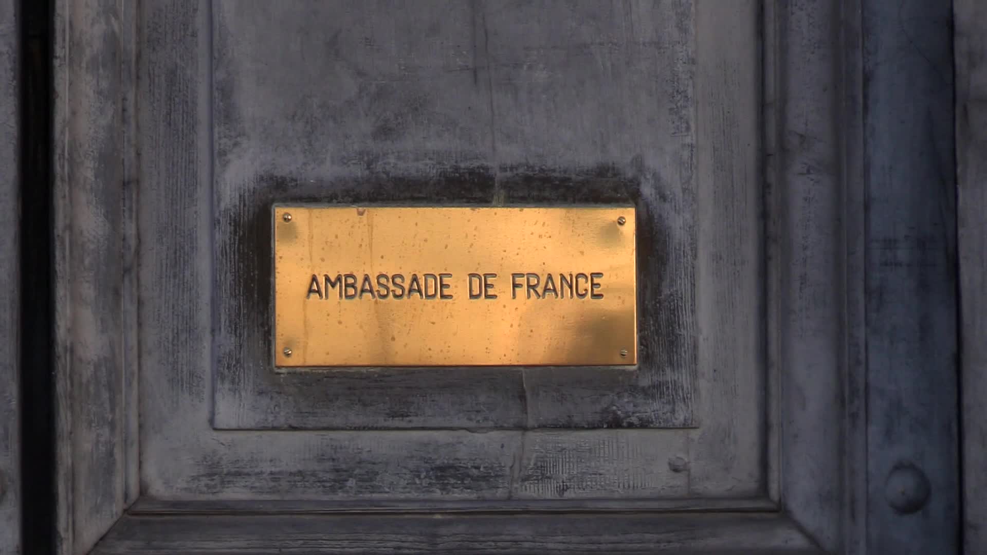 Regeni, Augias restituisce la legion d'onore all'ambasciata francese