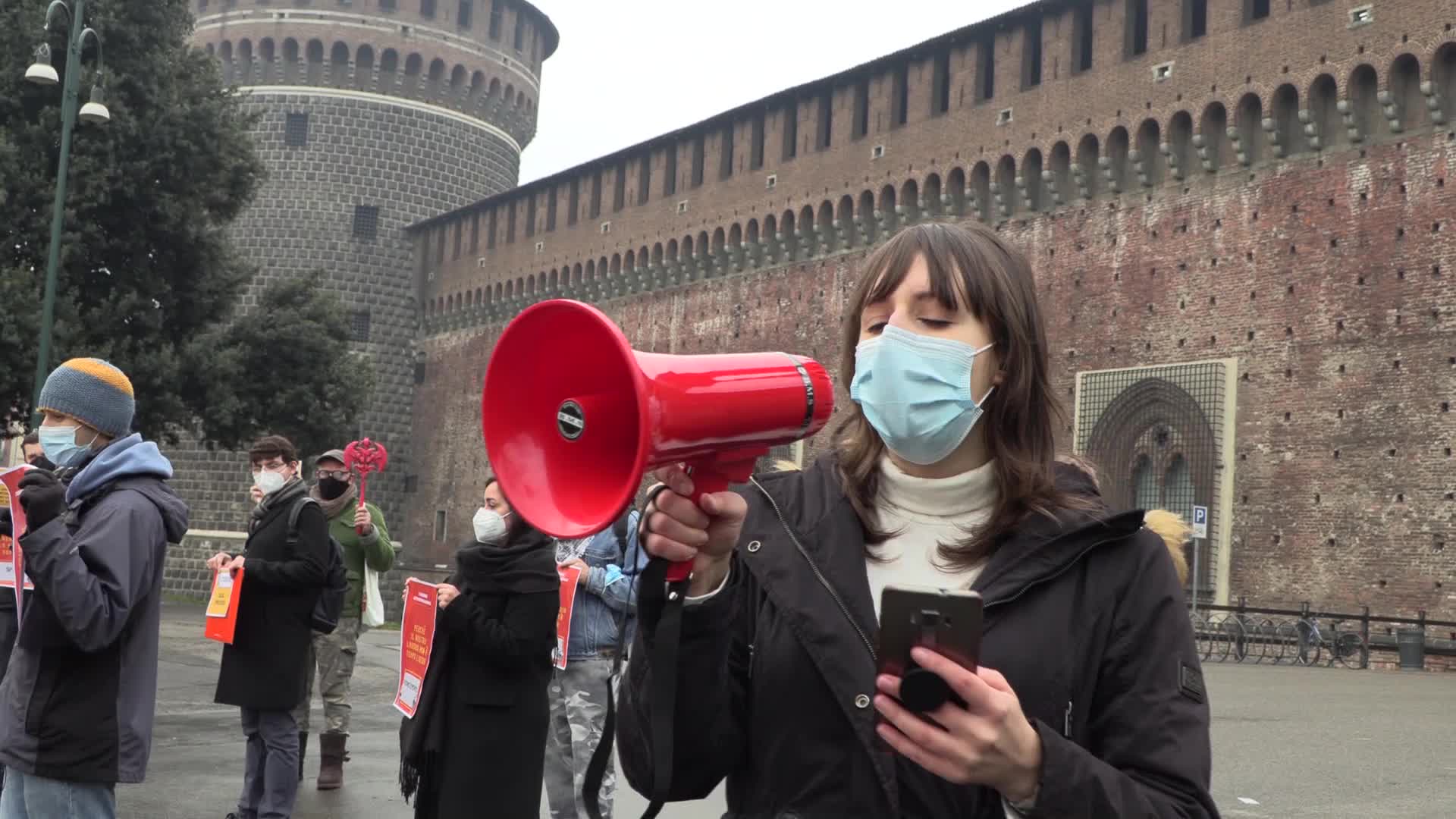 Milano, lavoratori dello spettacolo in protesta al Castello Sforzesco