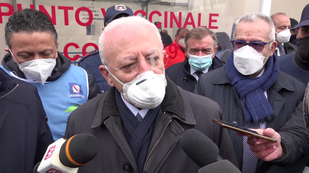 Vaccino, show di De Luca: "Io responsabile del miracolo campano"