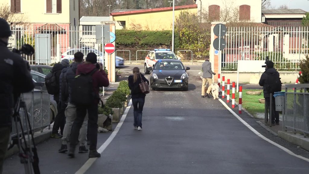 Vax Day: a Codogno il bacio del soccorritore ai vaccini