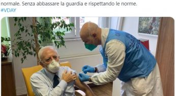 V-Day, De Luca è il primo politico a farsi il vaccino: scoppia la polemica