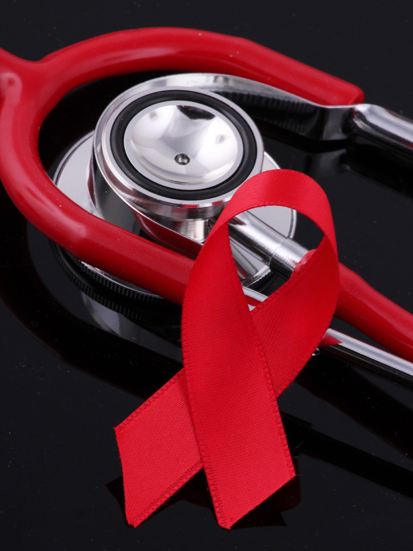 Il nastro rosso è il simbolo mondiale della solidarietà verso le persone sieropositive e quelle che convivono con l'Aids