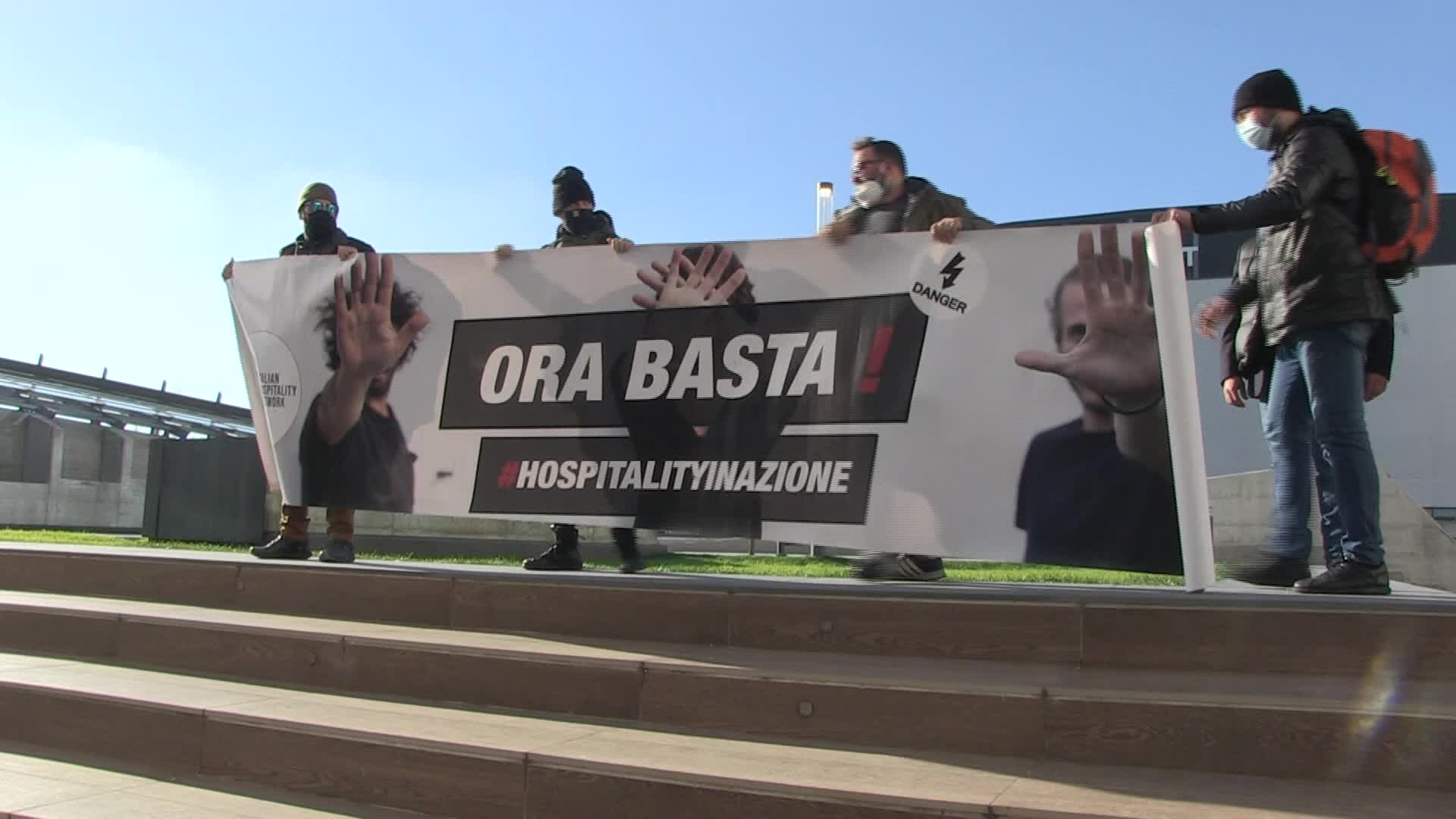 La protesta degli esercenti al centro commerciale Maximo