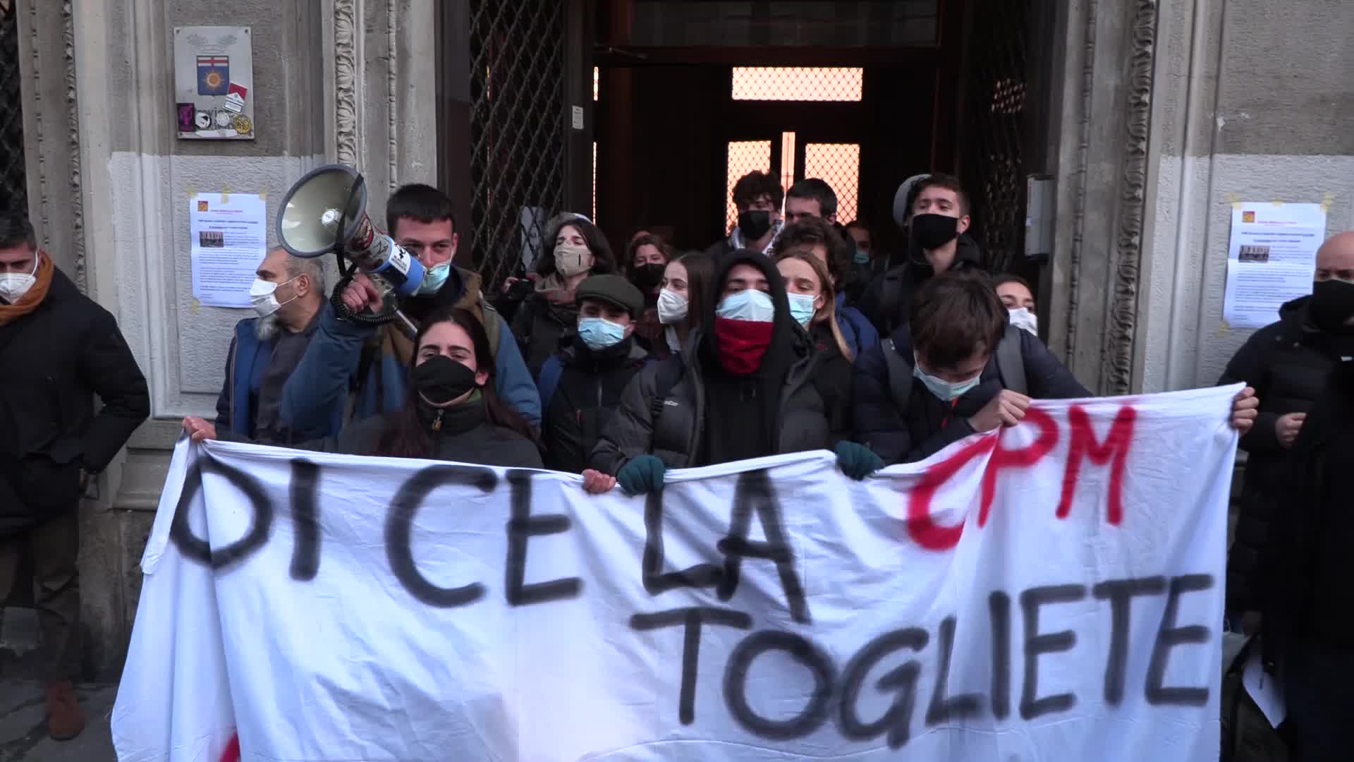 Milano, studenti del Manzoni escono da scuola: "E' solo l'inizio"