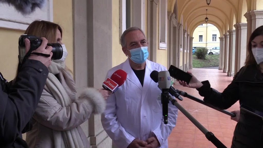 Covid, Vaia: "Dopo il vaccino si deve usare ancora la mascherina"