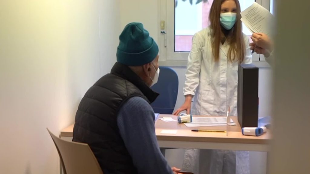 Sami Modiano riceve il vaccino anti-covid