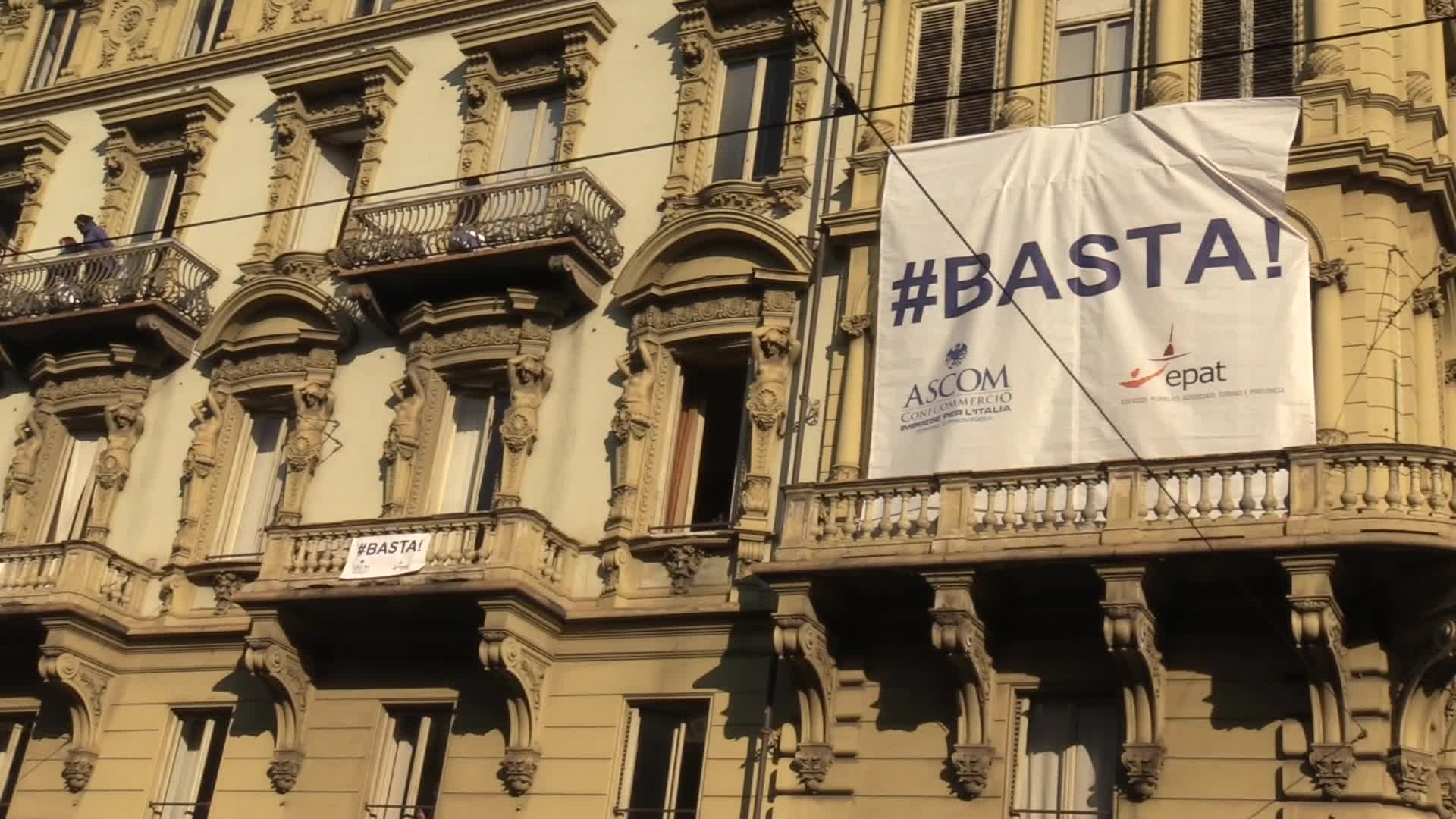 Torino, la protesta dei commercianti: "Vogliamo rispetto"