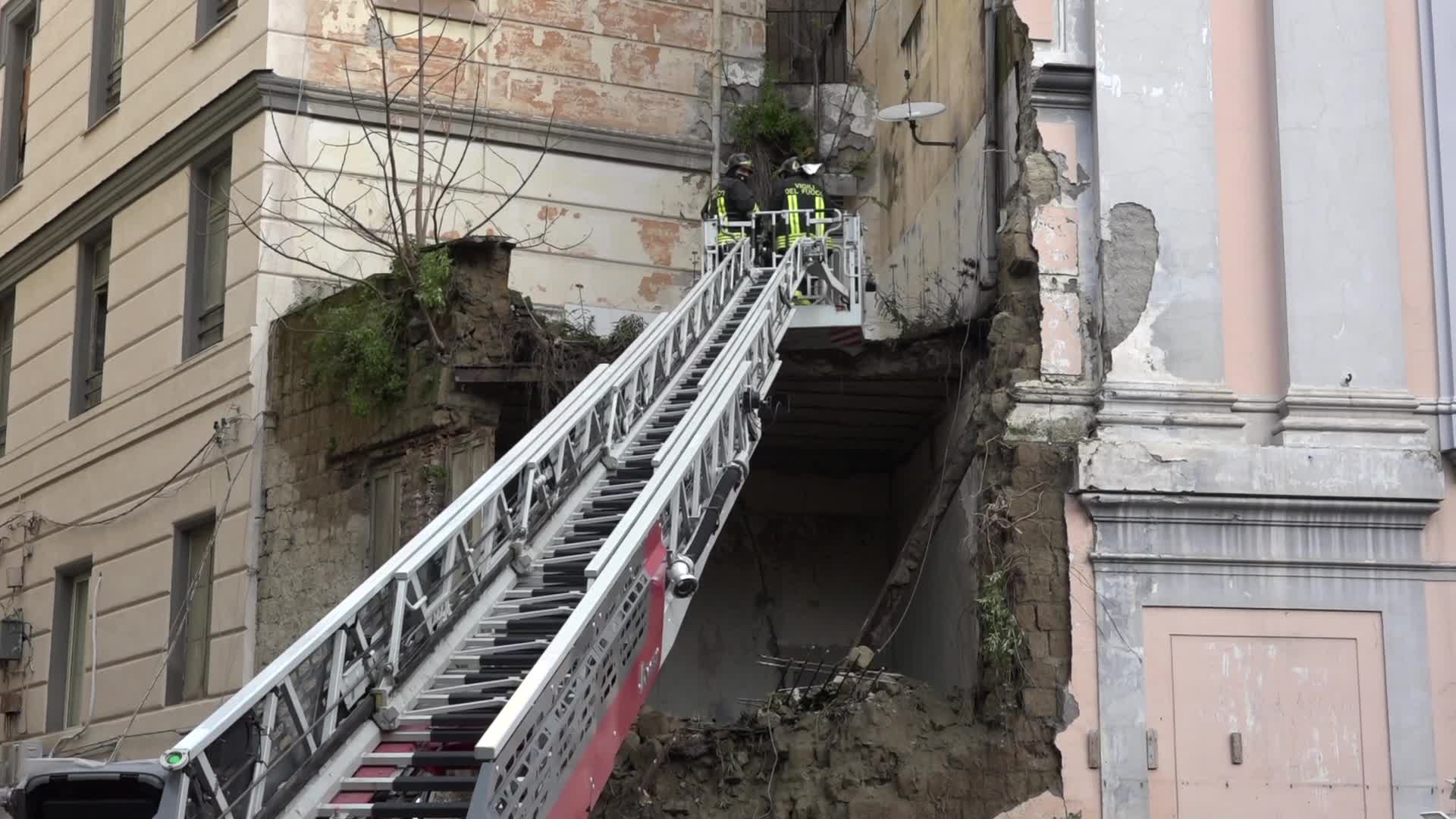 Napoli, crolla parte della facciata di una chiesa. VIDEO