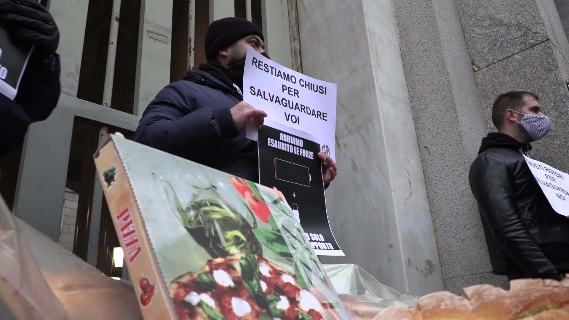 Milano, cesti di cibo 'avanzato' al prefetto: la protesta dei ristoratori