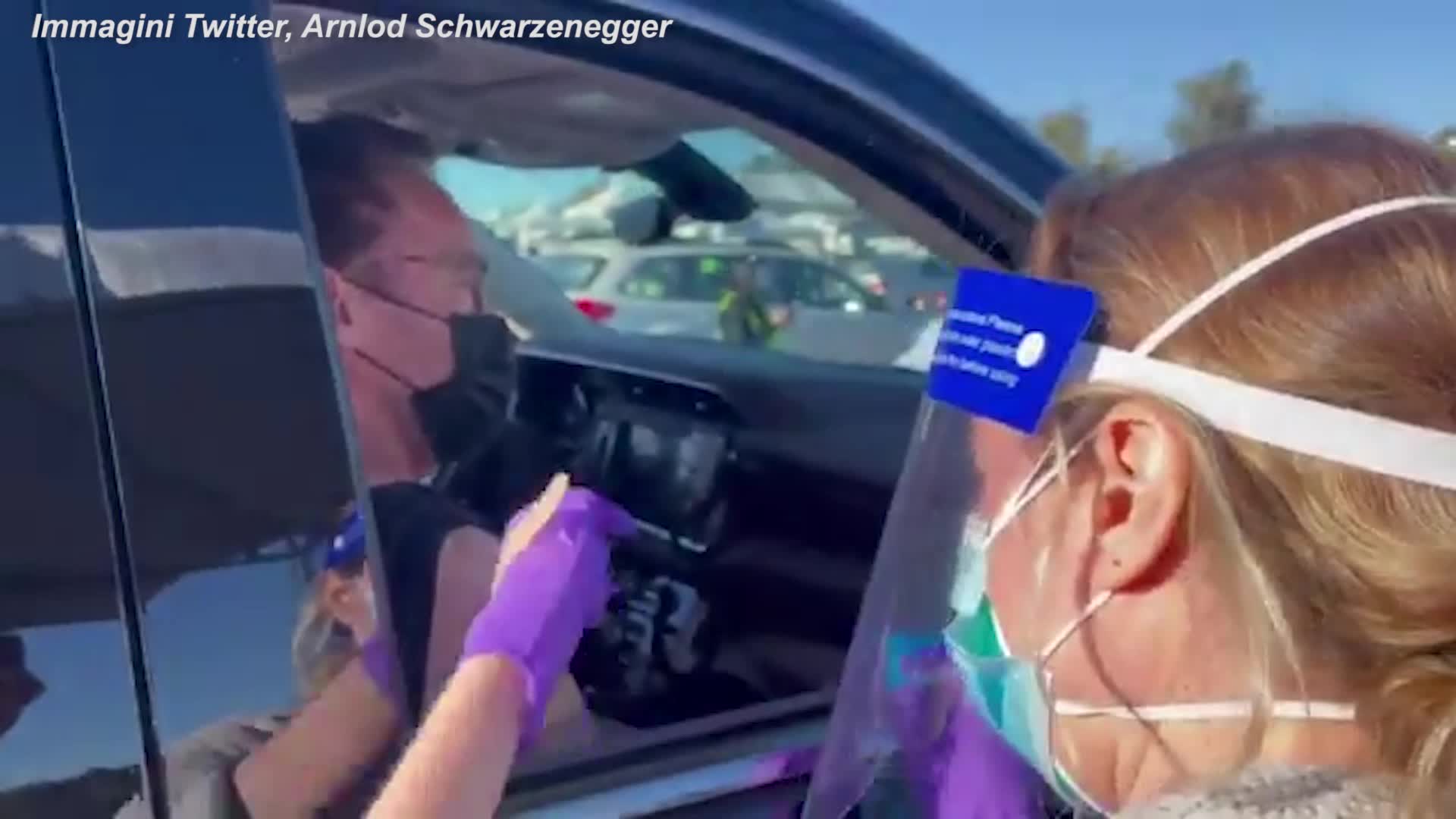 Schwarzenegger si vaccina in diretta social: "Vieni con me se vuoi vivere"
