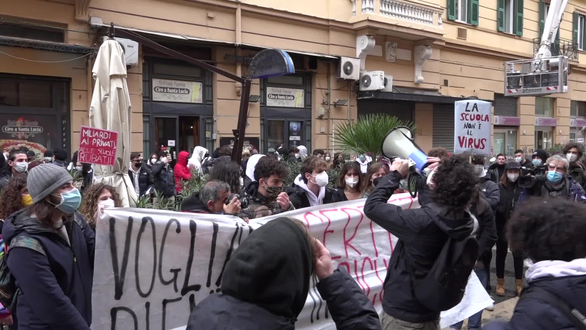 Covid, studenti in piazza a Napoli: "Ora ascoltateci"