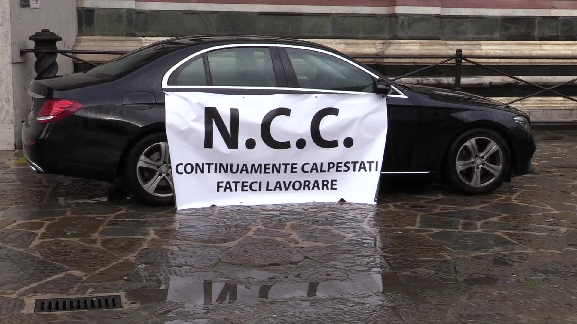 Ncc in piazza a Firenze: "Senza stipendio da 14 mesi"
