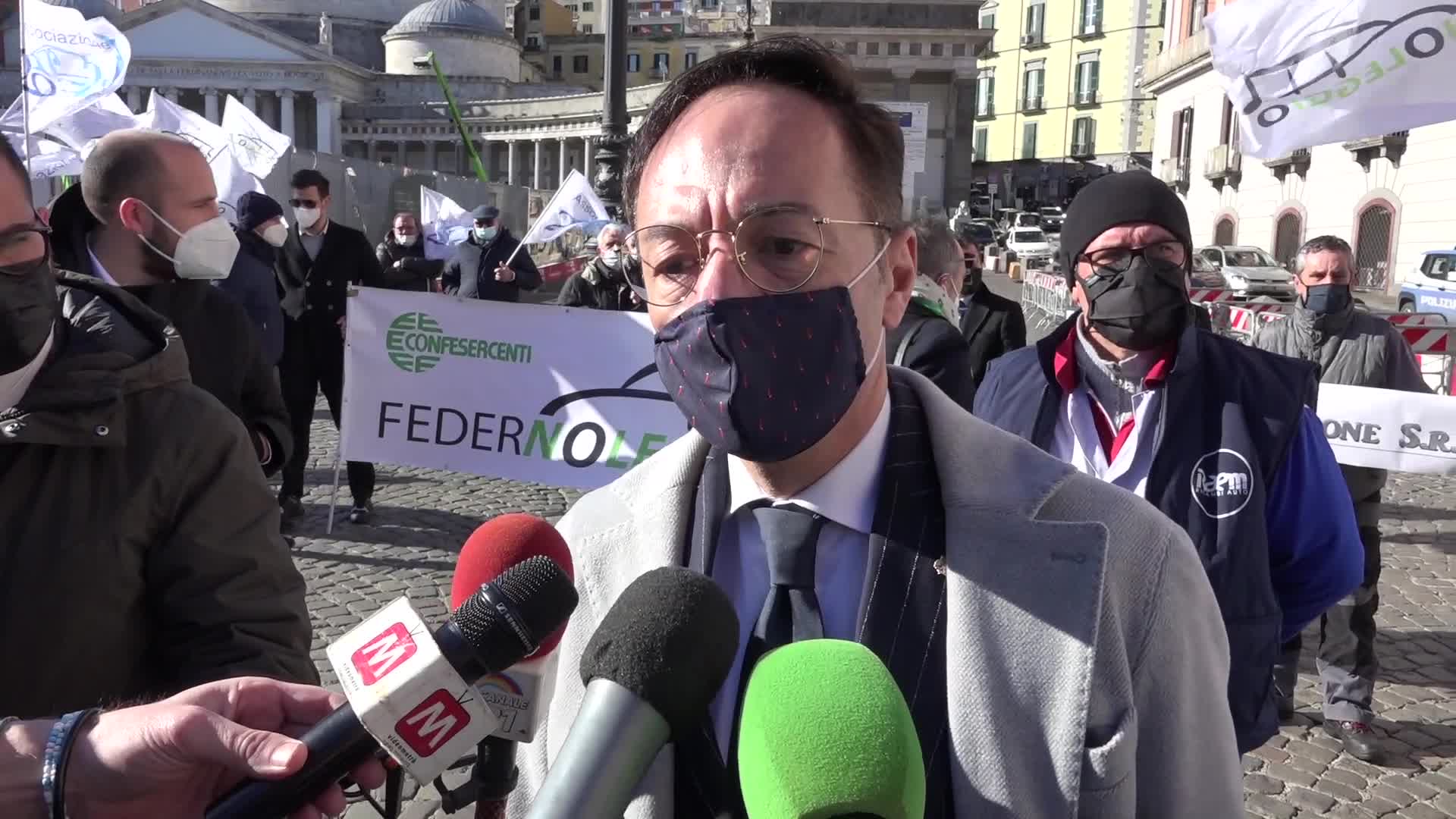 Napoli, noleggio auto e bus turistici in piazza: "Alla canna del gas"