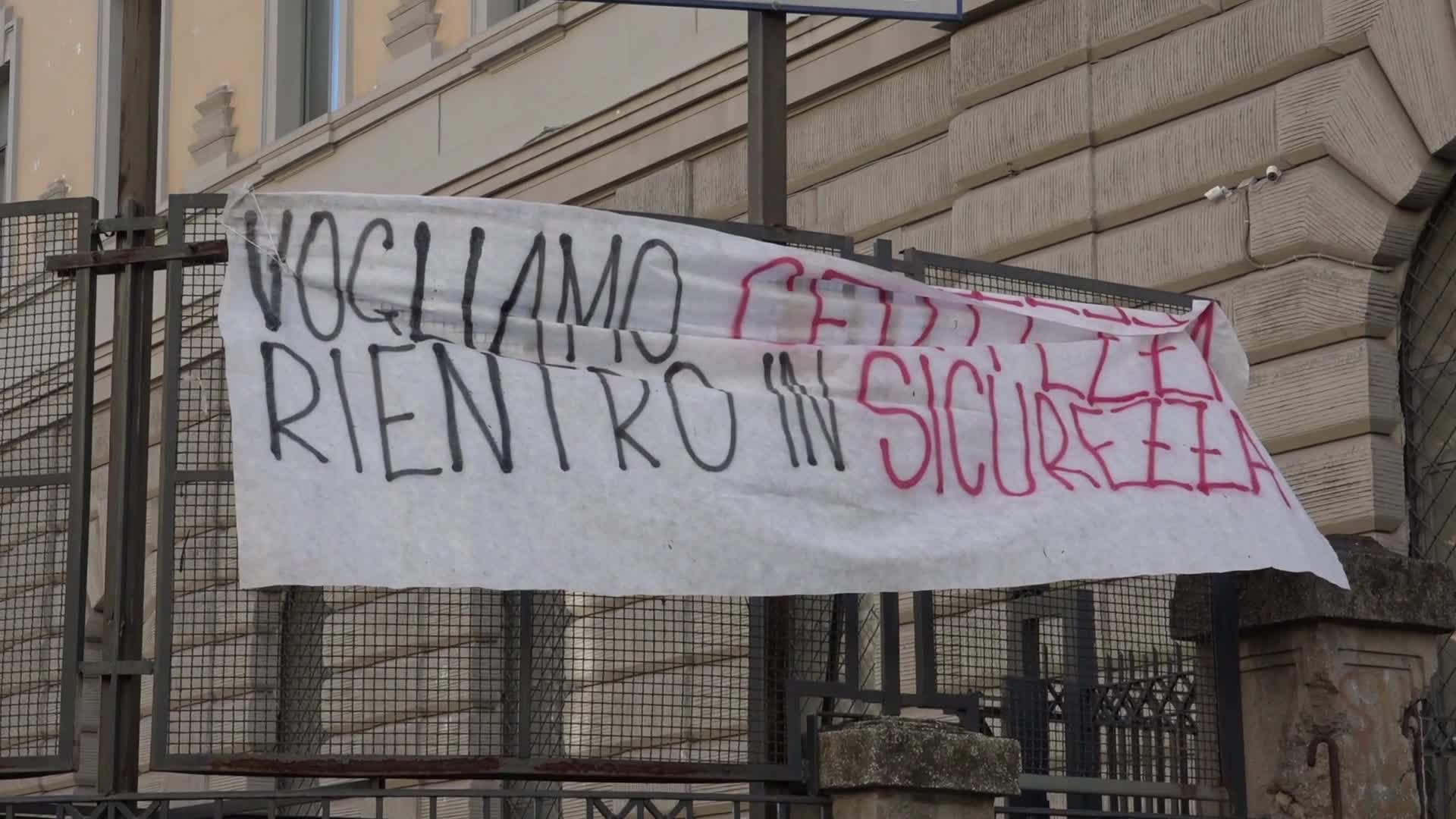 Napoli, studenti occupano il Liceo Gian Battista Vico: "Ok al rientro, ma in sicurezza"
